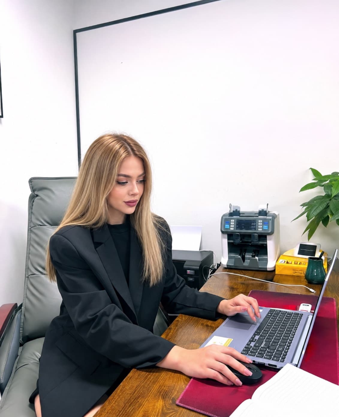 Mitarbeiterin im Büro am Laptop